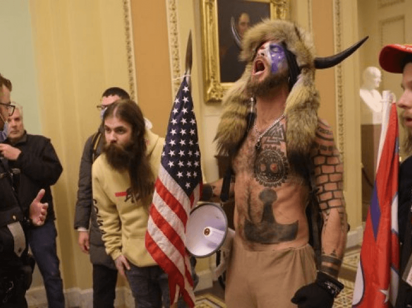 Misteri i njeriut që u vesh si viking e u fut në Kongresin Amerikan, çka fshihet pas tij