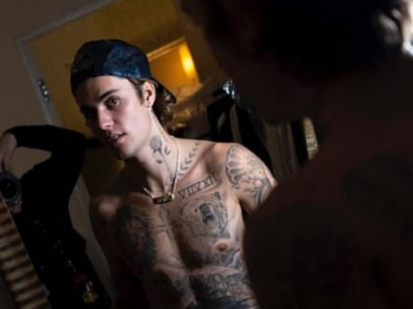 Justin Bieber tregon tatuazhet e shumta në pjesën e sipërme të trupit