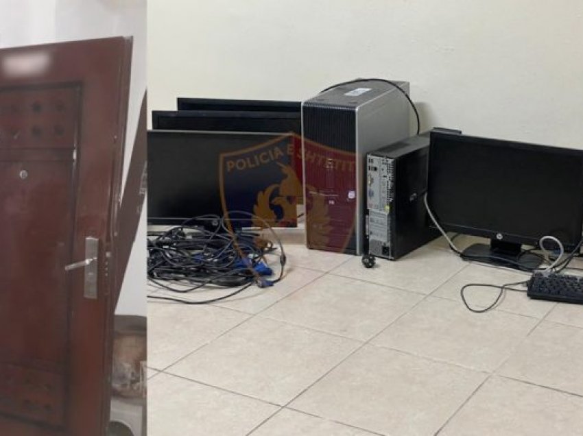 Kukës: Të miturit shkatërrojnë derën, vjedhin kompjuterat e klasës së informatikës