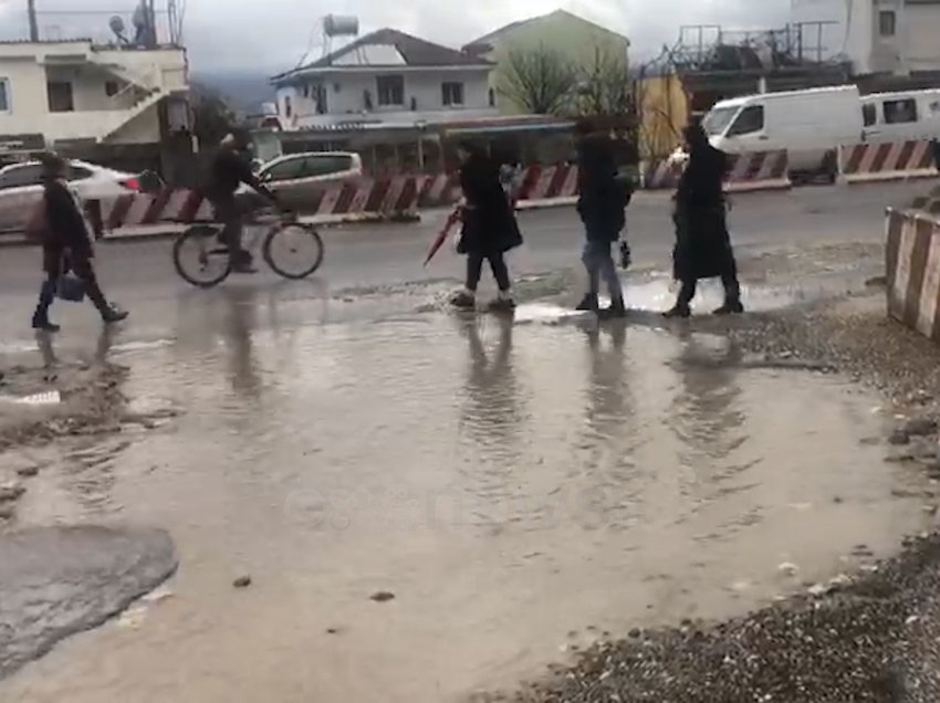 Pellgje uji dhe balte në Astir, reshjet e shiut përkeqësojnë gjendjen e rrugëve