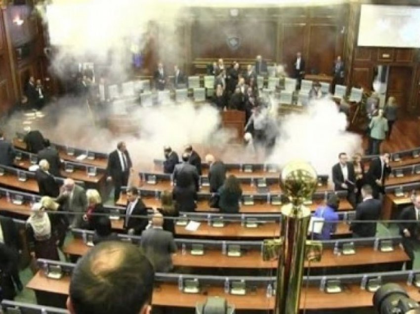 Delawi protestat e dhunshme në Capitol Hill i krahason me sjelljet e deputetëve në Kuvend e Kosovës