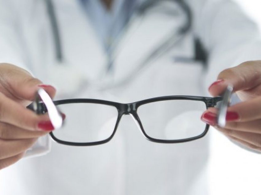 Cilat simptoma mund të shfaqen kur keni nevojë për syze?