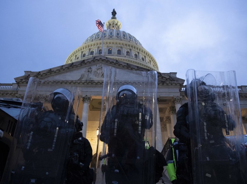 Humb jetën polici në SHBA, viktima e pestë e përplasjeve në Kongres
