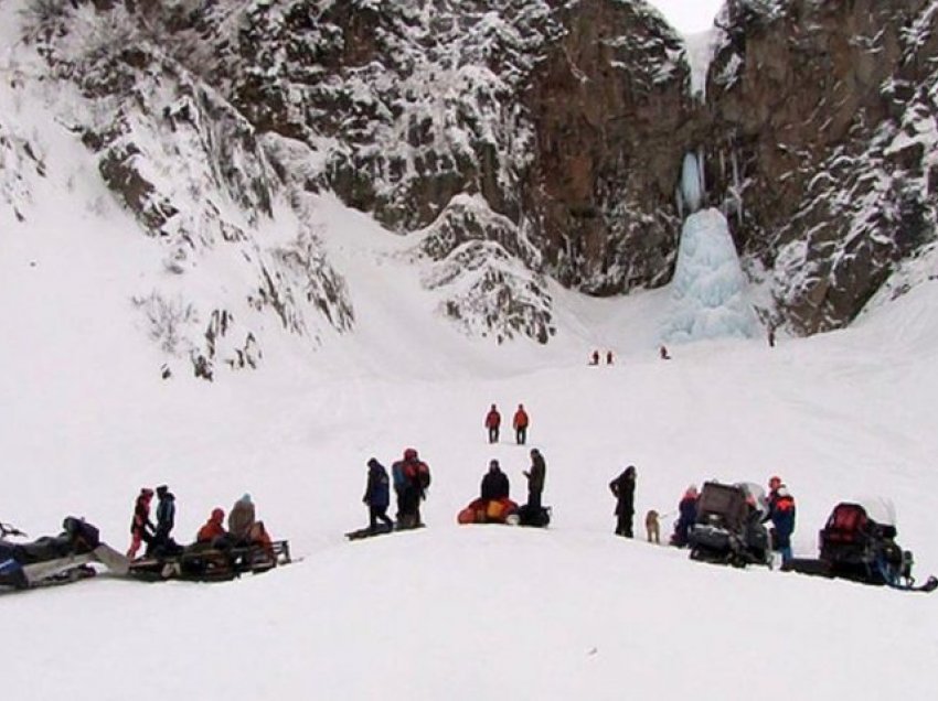 Shembja e ujëvarës së ngrirë vret një person në Rusi