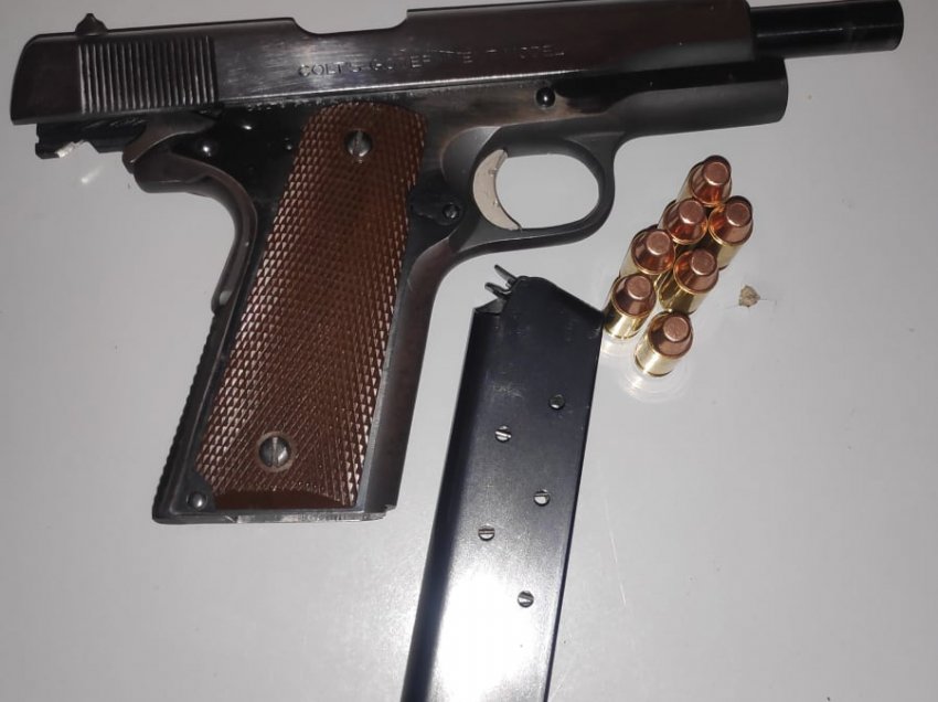 Policia i sekuestron 29 vjeçarit një armë zjarri me municion