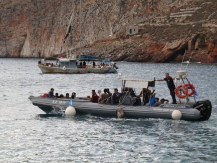 Numri i migrantëve në ishujt grekë ra ndjeshëm në 2020