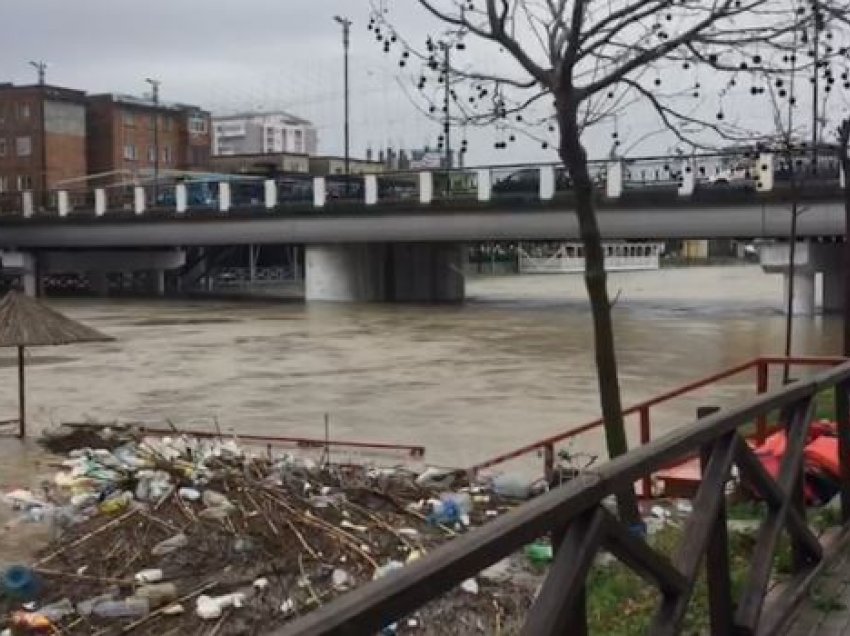 Përmbytje në Shkodër: Mbi 1400 ha bën ujë, izolohet Oboti. Përmbytje në Lezhë, Vjosa në pikën kritike