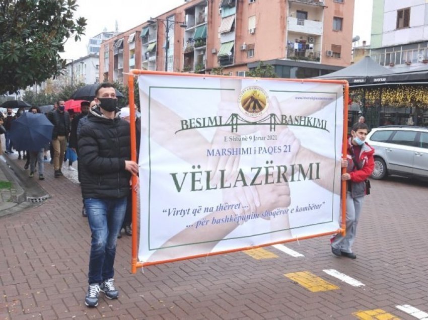 ‘Vëllazërimi, virtyt që na thërret…’/ Komunitetet fetare marshim paqeje në qendër të Elbasanit