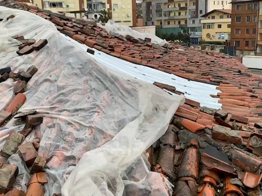 Lezhë, dëmtohet çatia e një pallati nga moti i keq