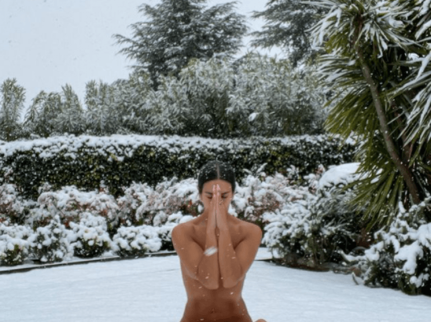 Nuk i bën përshtypje stuhia, Cristina Pedroche pozon foto nudo në borë