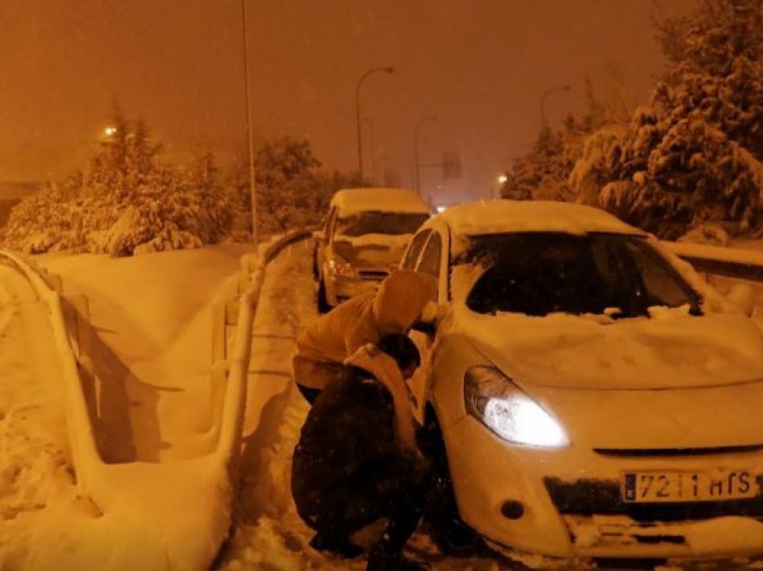 Stuhia e rrallë e borës bllokon Madridin, mbyllet aeroporti