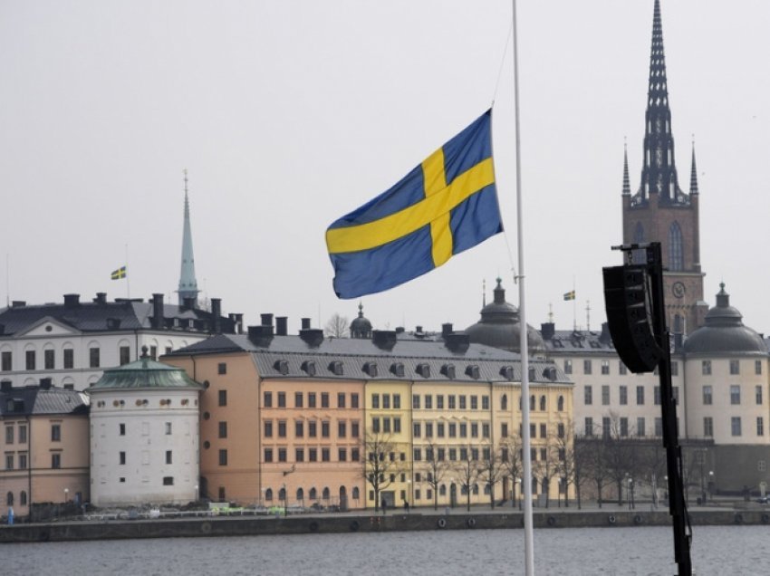 Suedia ndryshon taktikën, për herë të parë pritet të mbyllë restorantet dhe bizneset