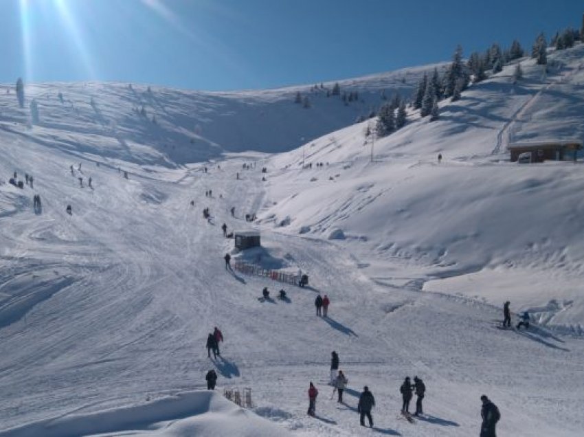 Për shkak reshjeve të shiut dhe mjegullës, ski-liftet në Kodrën e Diellit nuk janë në funksion
