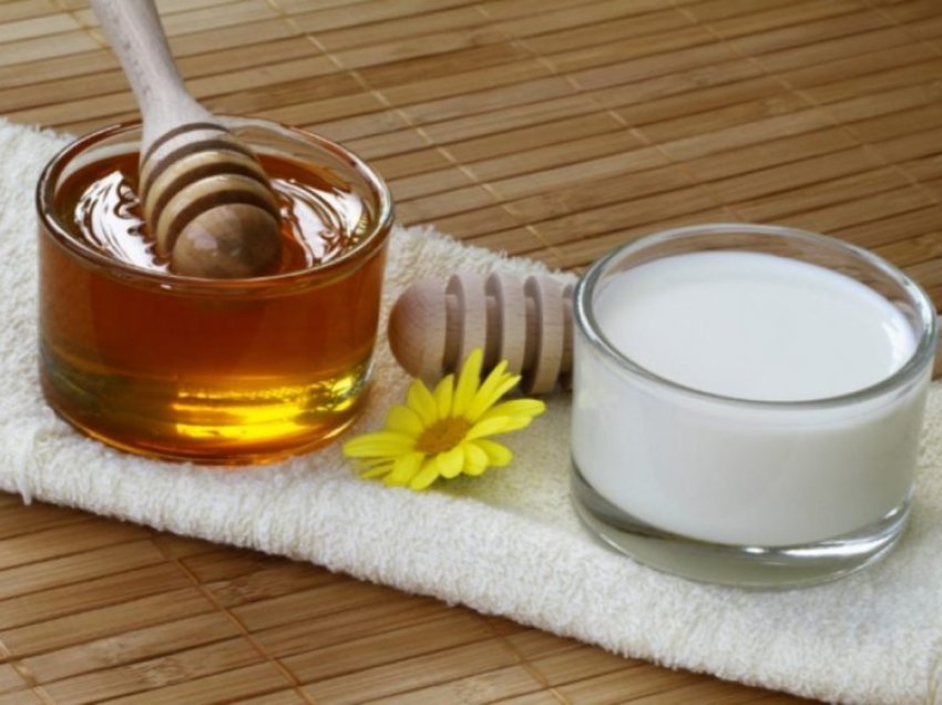 Shtatë përfitimet shëndetësore nga mjalti me qumësht