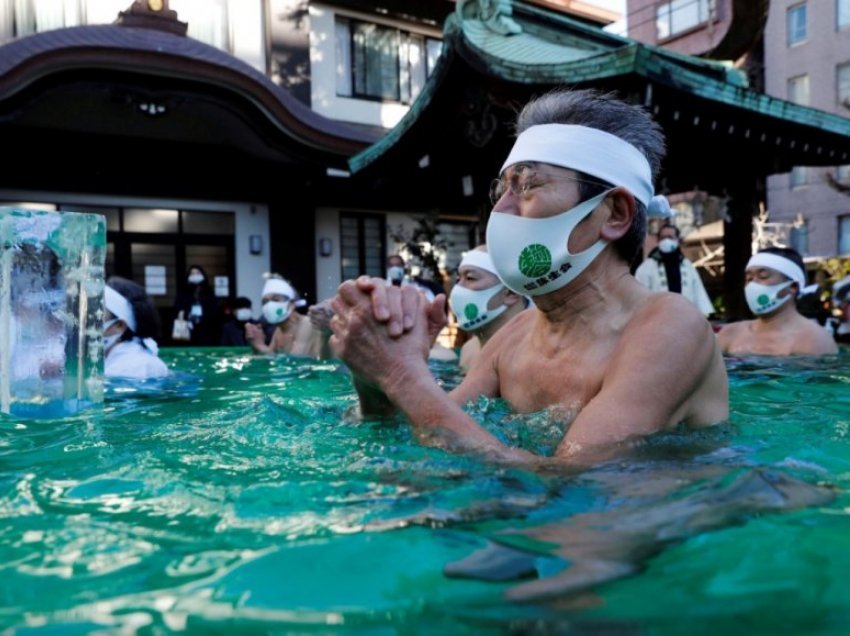 Japonezët në ritualin e larjes në ujë të akullt luten për fundin e pandemisë
