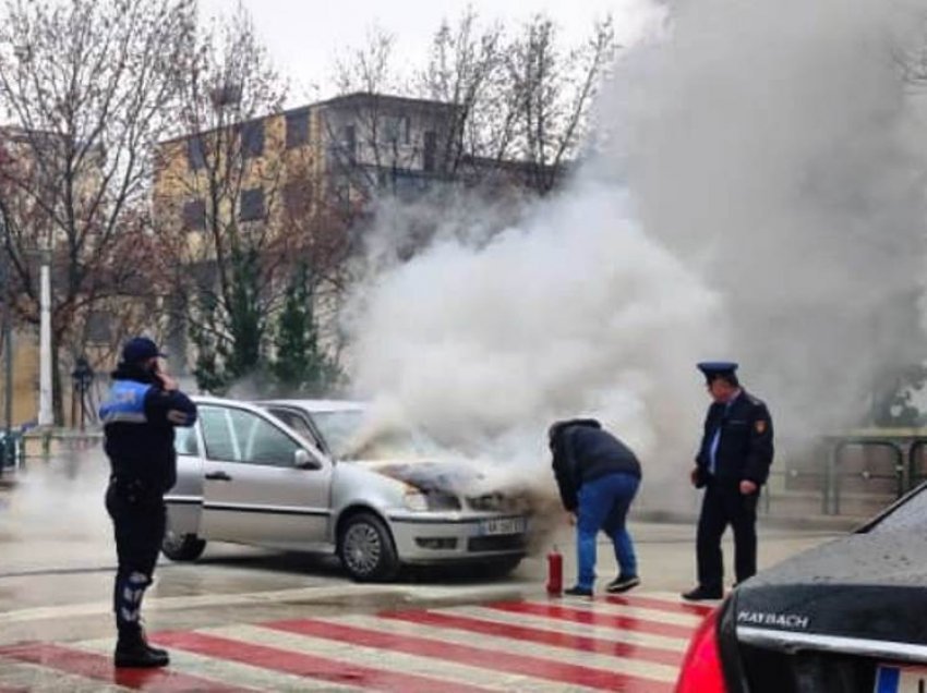 Makina përfshihet nga flakët pranë drejtorisë së Policisë, Tiranë