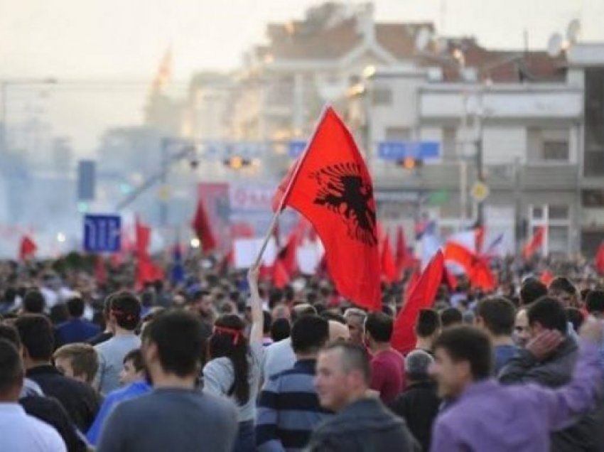Tronditën maqedonasit: Në Maqedoni jetojnë 47 % shqiptarë