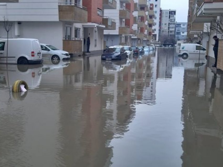 Uji depërton në banesa, bllokohet komplet rruga në Fushë Kosovë