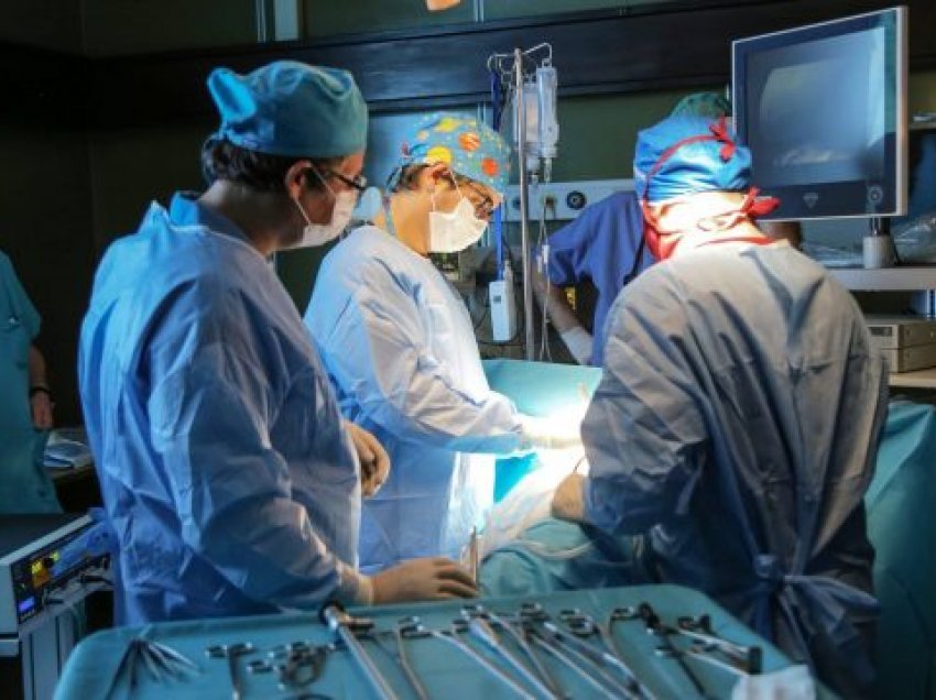Ndalet rryma në Ortopedi, operacioni kryhet me dritë të telefonit