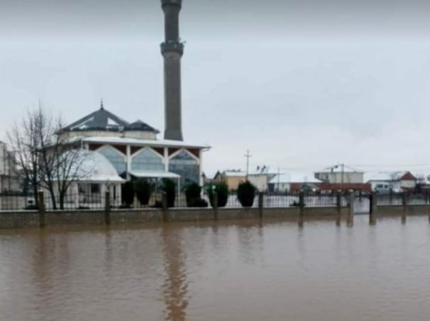 Vërshimet e marrin edhe një xhami në Kosovë