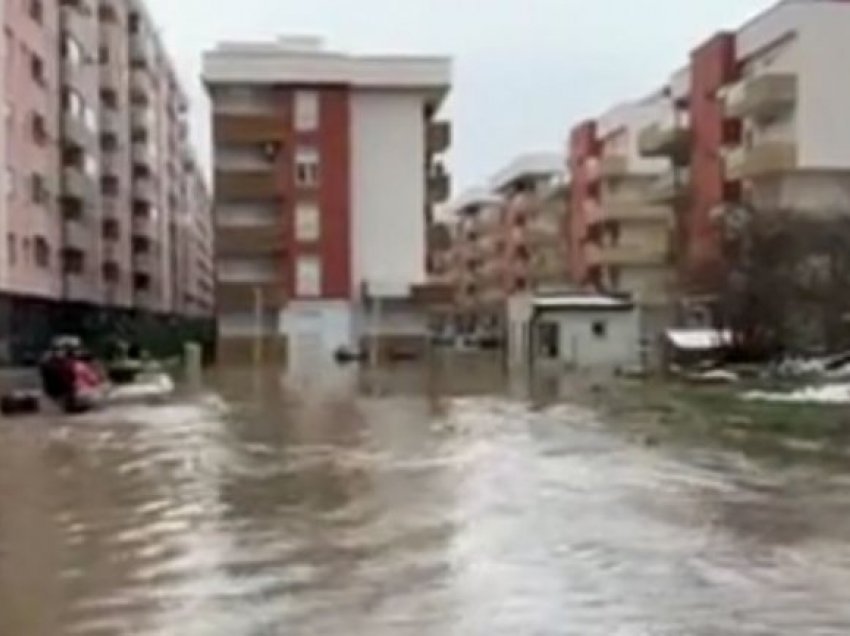 Situata është alarmante: Po përdoren barkat, ja si po evakuohen banorët e Fushë Kosovës