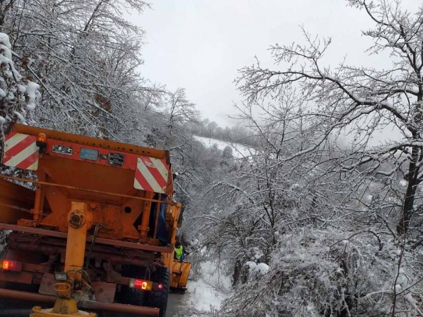 Pastrohen rrugët nga bora në rrugët në Malet e Berishës