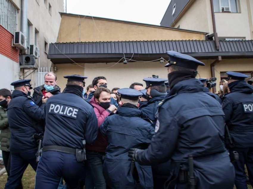 Mushkolaj: Shteti arreston aktivistë politikë për një aksion simbolik, por i mbyll sytë përballë tubimeve masive të partive