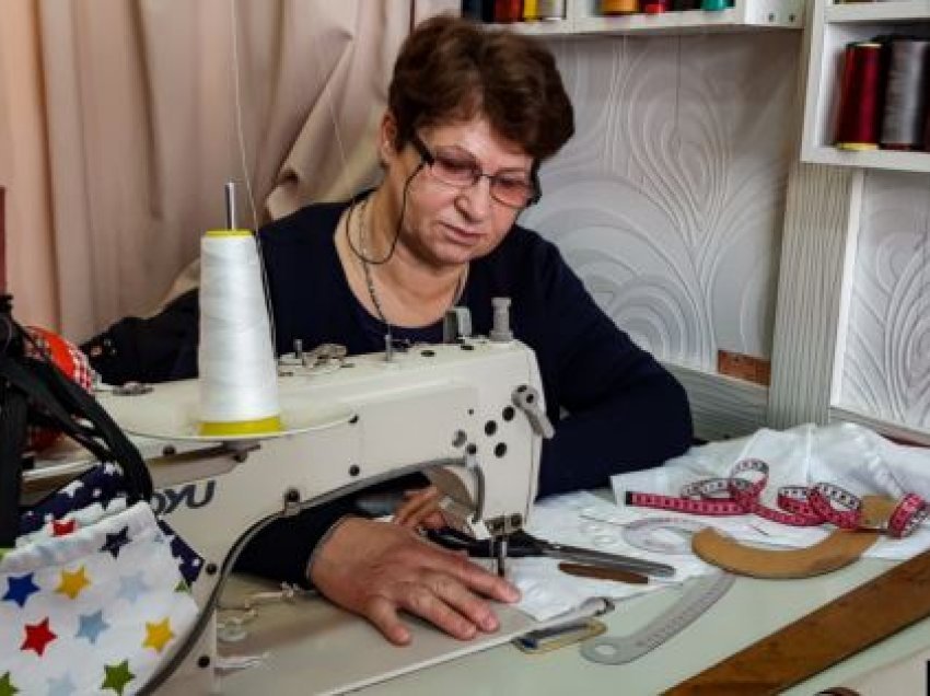 Rrëfimi i rrobaqepëses nga Prishtina: Nga qepja e fustaneve në qepje të maskave