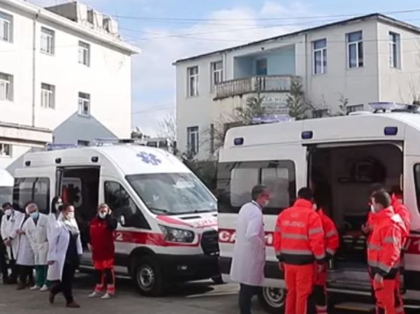 Autoambulancat e reja në spitalin e Fierit, Manastirliu: Lufta nuk ka mbaruar, vaksinimi antiCovid i kombinuar për grupet prioritare