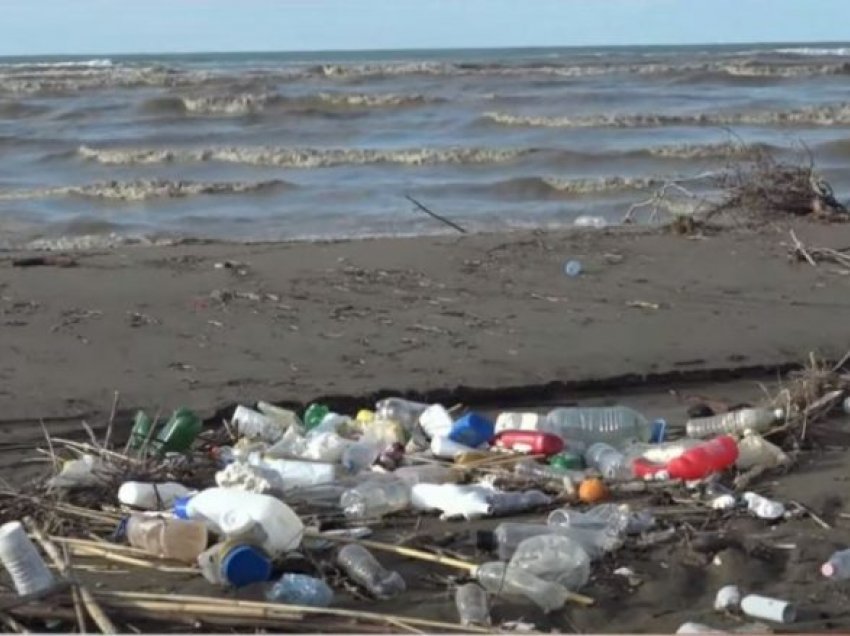 Ndotja që la pas përmbytja, gati pesë km vijë bregdetare e mbushur me mbeturina në Spille