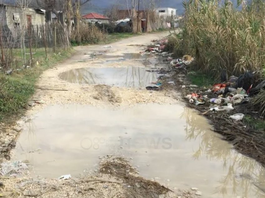 Pellgje me ujë dhe baltë, banorët e lagjes në Berat ankohen për rrugën: Kalohet me çizme