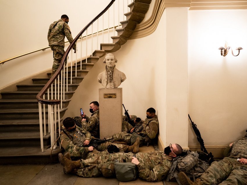 Kongresmenët ecin pranë anëtarëve të Gardës Kombëtare, të cilët janë duke fjetur në sallat e Kongresit