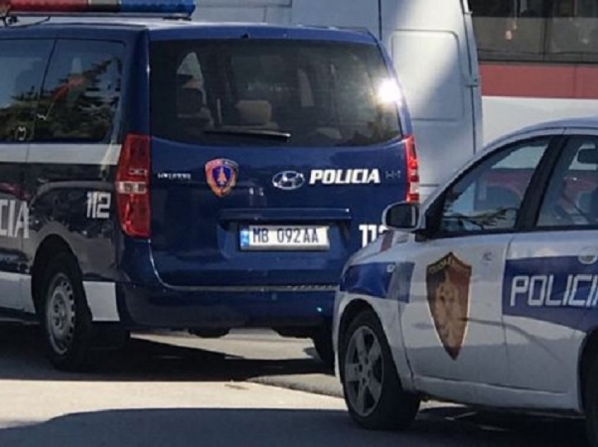 Kapen duke transportuar 5 emigrantë të paligjshëm, arrestohen dy persona në Korçë