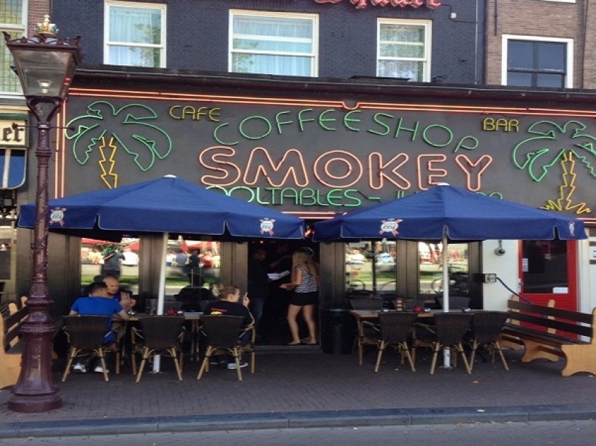 Ndalohet konsumimi i drogës nëpër kafene nga turistët në Amsterdam
