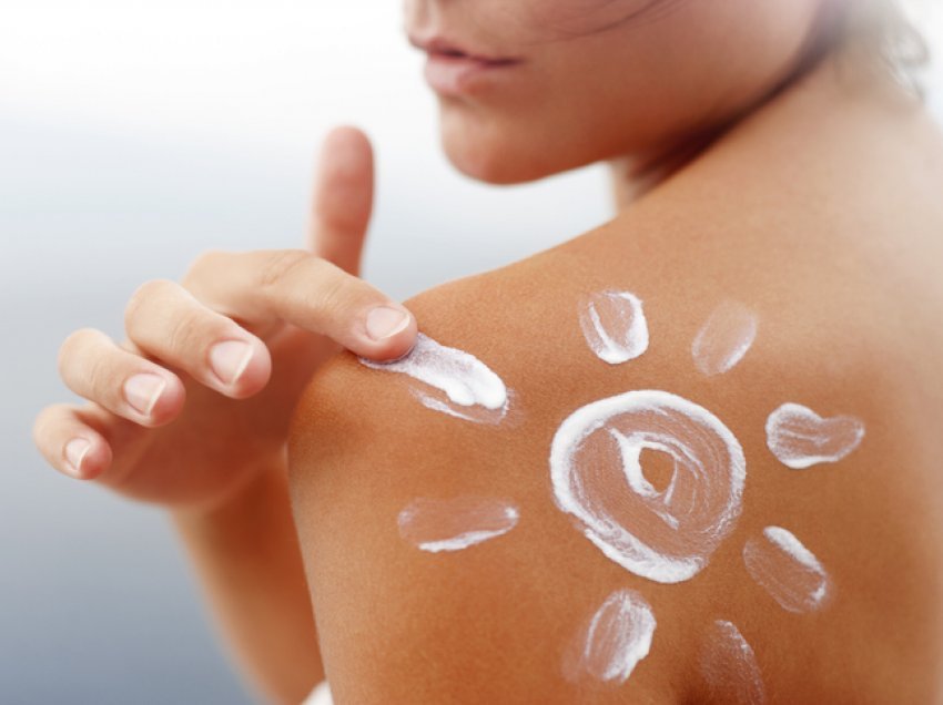 Dy mite për kremin kundër diellit që ju mbron lëkurën