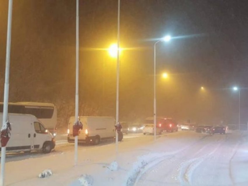 Për shkak të reshjeve të borës ndalohet komunikacioni për në Strazhë