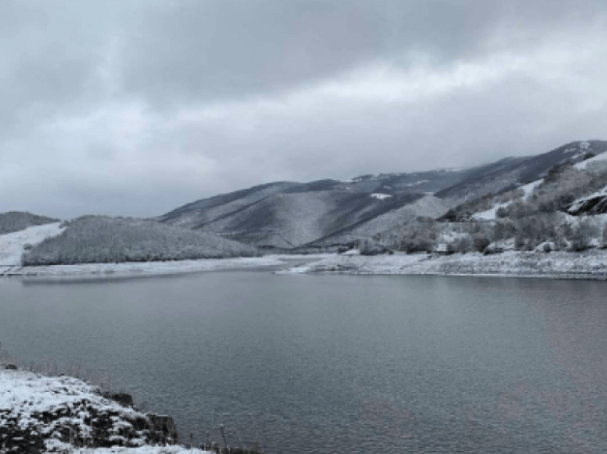 Pas reshjeve të shiut e borës, rritet niveli i ujit në Batllavë e Badovc