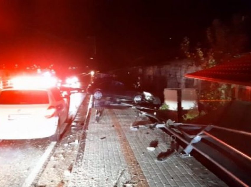 Aksident i rëndë në Berat/ Makina përplaset me shtyllën elektrike, shpëton mrekullisht shoferi