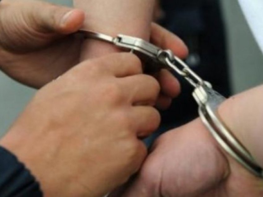 Arrestohen dy persona në Lipjan, policia u gjeti armë në veturë