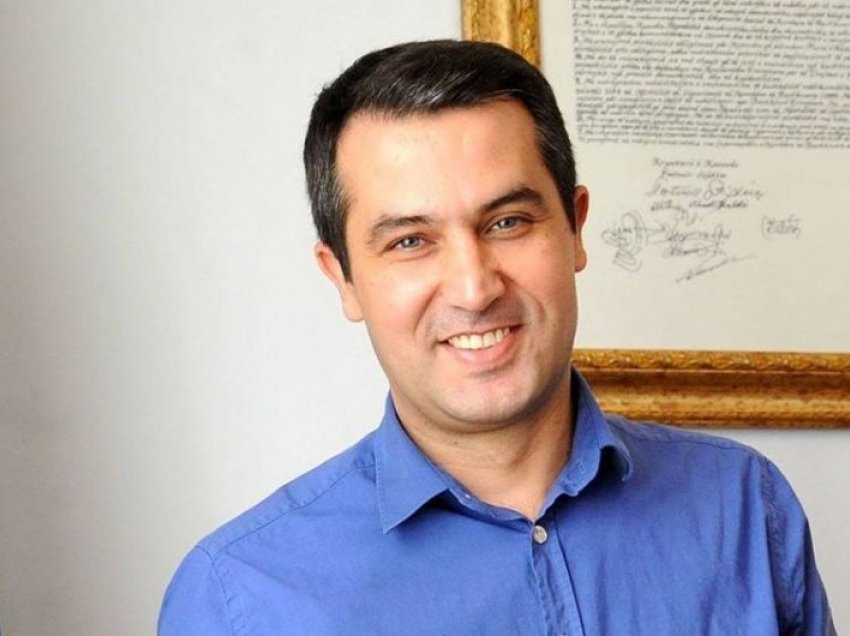 Behramaj thumbon Rron Gjinovcin: A te kujtohet kur thurje lavde për Hashim Thaçin?
