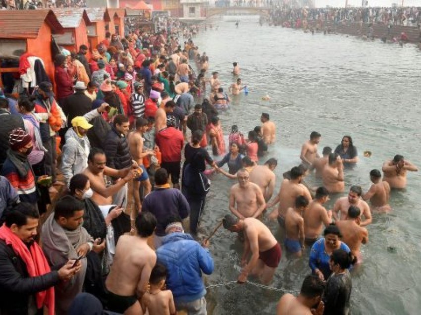 Indianët s'pyesin për Covid, rreth 1 milion mblidhen në lumë “për t’i larë mëkatet”