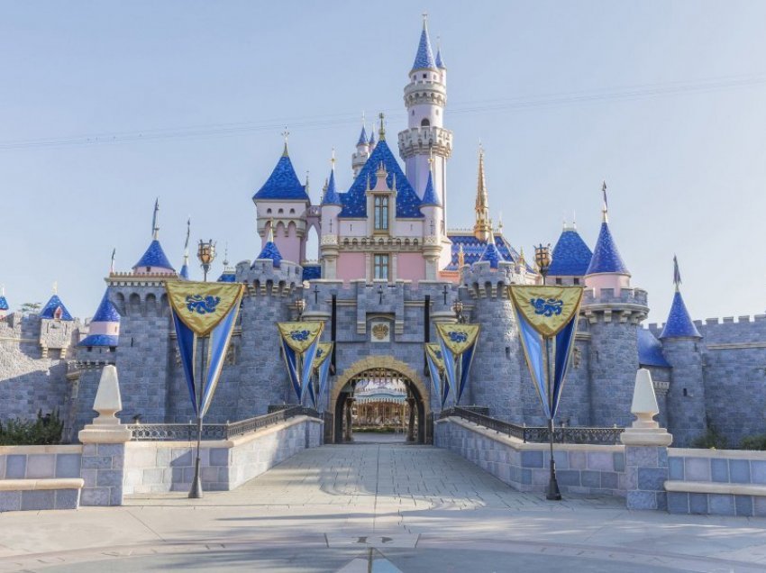 Parku Disneyland në Kaliforni kthehet në qendër gjigade vaksinimi