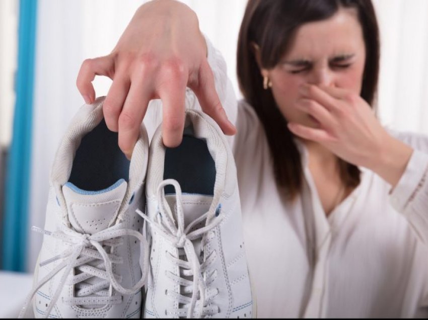 6 mënyra për të larguar erën e pakëndshme nga këpucët