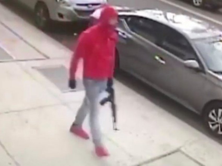 Shëtitet rrugëve të Bronxit me pushkë automatike në dorë, policia publikon pamjet dhe kërkon ndihmën e qytetarëve në identifikimin e tij