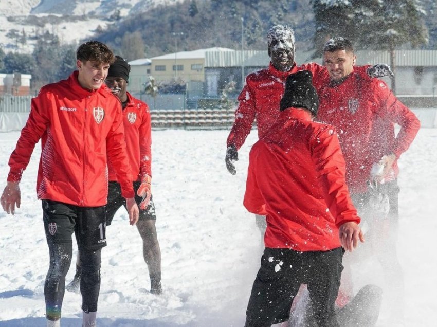 Stadiumi i Skënderbeut i mbushur me borë