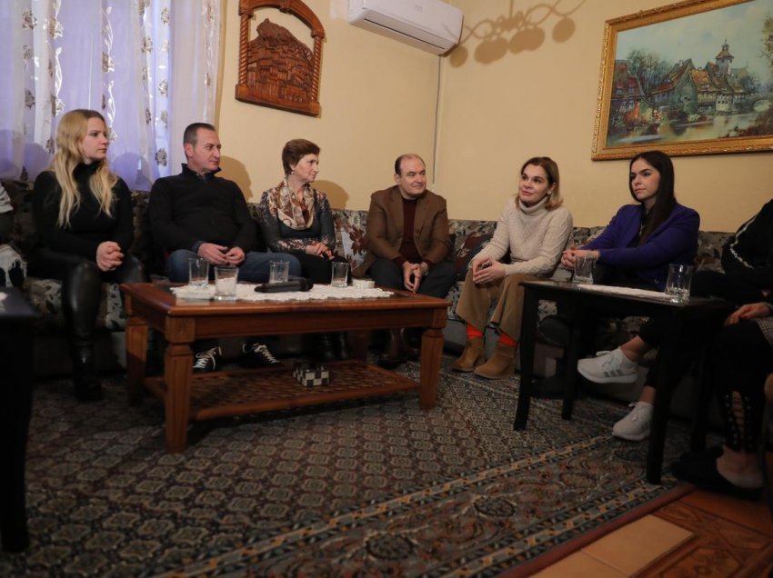 Kryemadhi takim në Njësinë 4 në Tiranë: Gratë po kthehen në shtëpiake, ne e kemi pjesë të programit punësimin e tyre