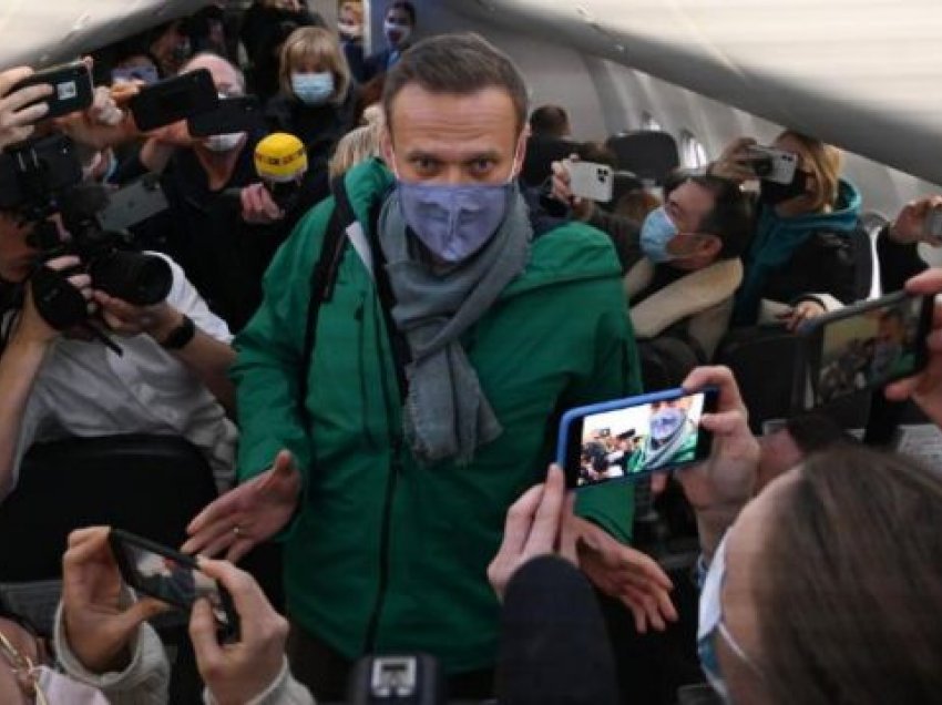 Alexei Navalny niset drejt Rusisë, mund të përballet me arrestim