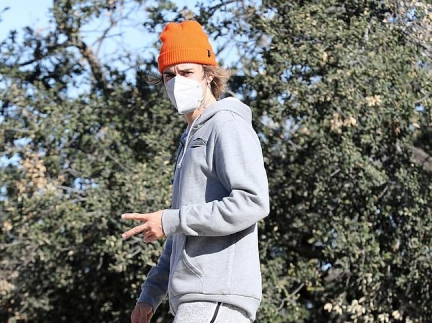 Justin Bieber shfaqet i vetëm duke u shëtitur në Hollywood Hills