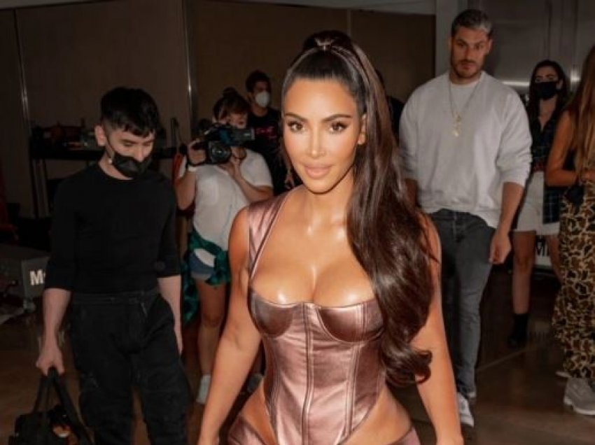 Kim Kardashian tregon linjat e përsosura në veshjen prej ari