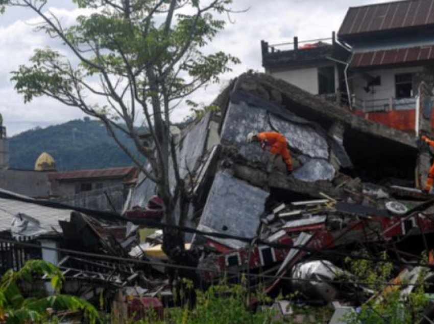Cunami 'frikëson' Indonezinë pas tërmetit 6.2 ballë